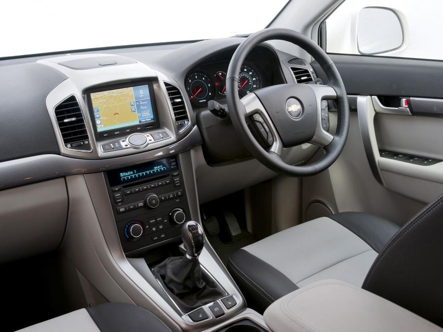  Chevrolet Captiva 2011 года  (UK) (фото 11 из 16)